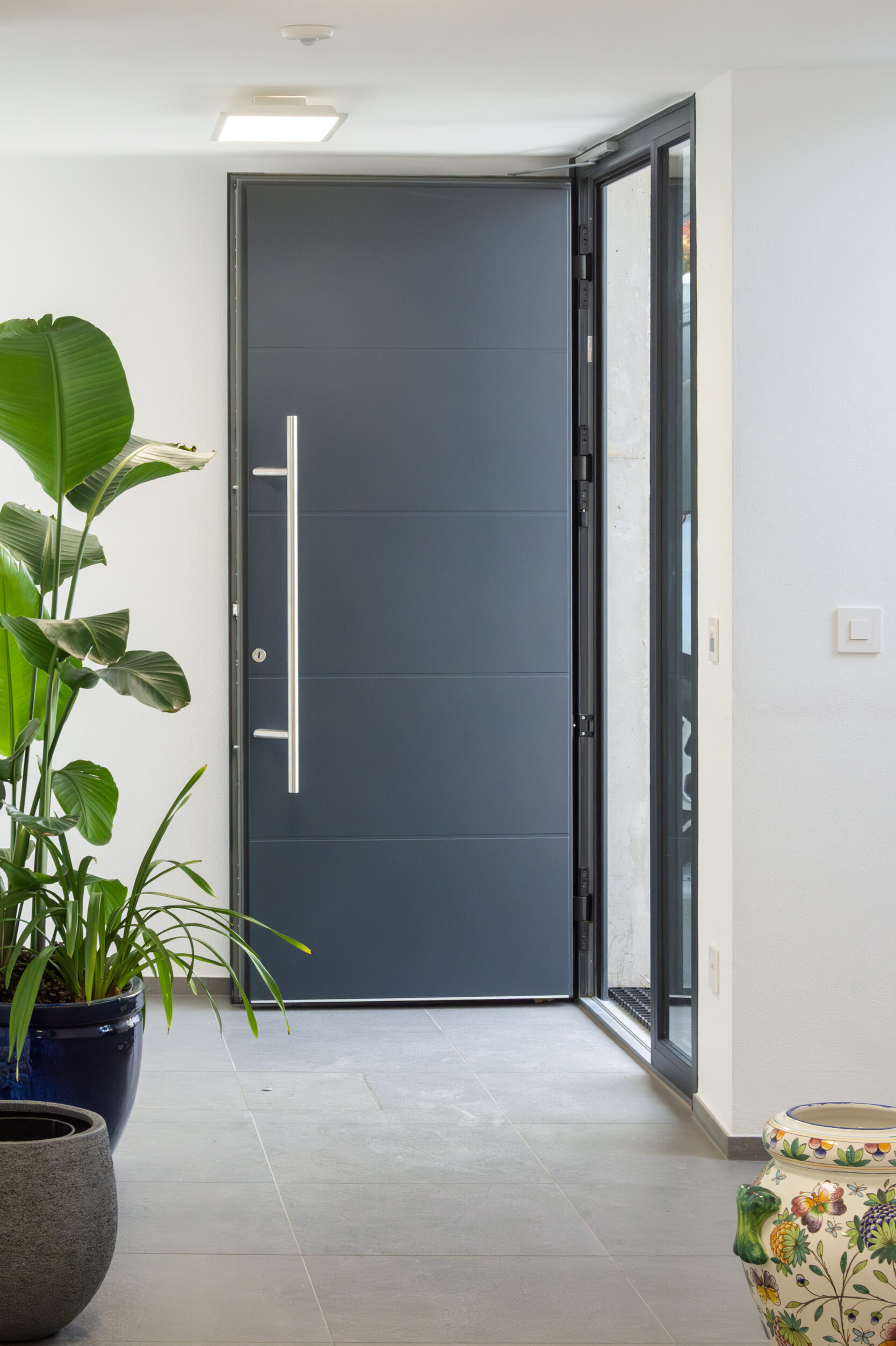 portoncino ingresso con fiancoluce svizzera Finextra
