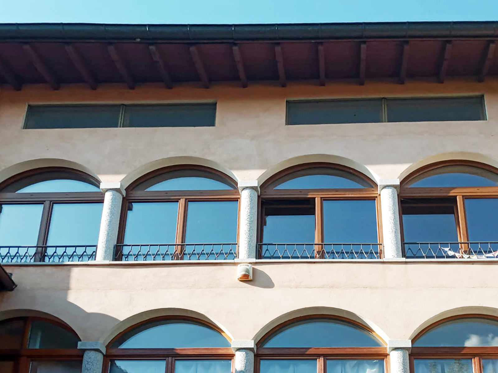 per la nostra Cliente di Stabio abbiamo posato 10 finestre con arco a sesto ribassato e triplo vetro, modello #Finstral FIN-Window color legno castagno.